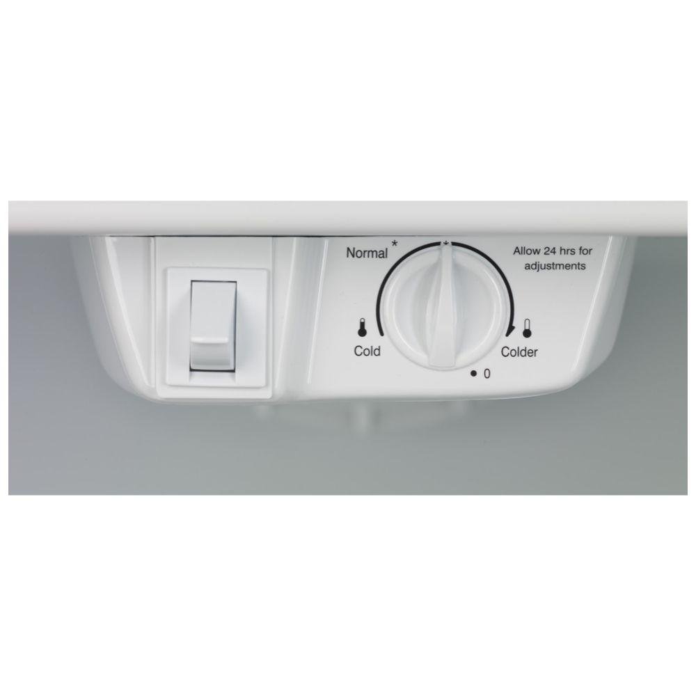FFTR1821TW Frigidaire 18 cu ft Top Freezer Refrigerator - 30 W White-3