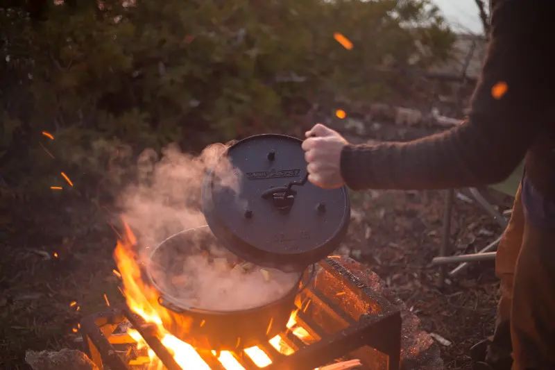 DO12 Camp Chef 9.3 Quart Deluxe 12 Inch Dutch Oven- Cast Iron-3