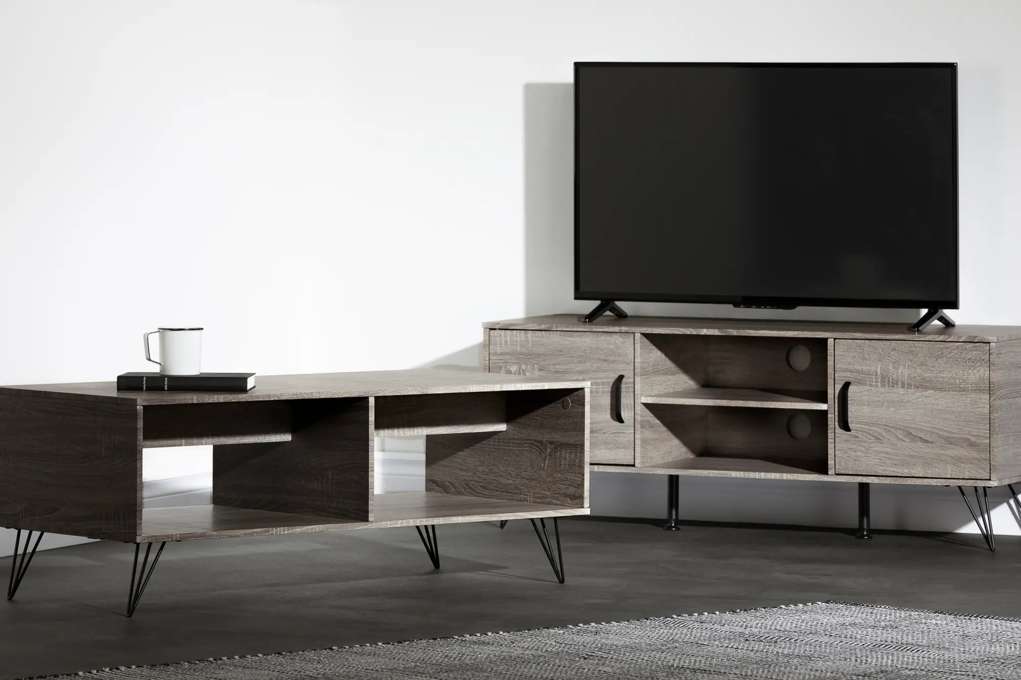 12118 Evane 47 inch Oak Caramel TV Stand with Doors-7