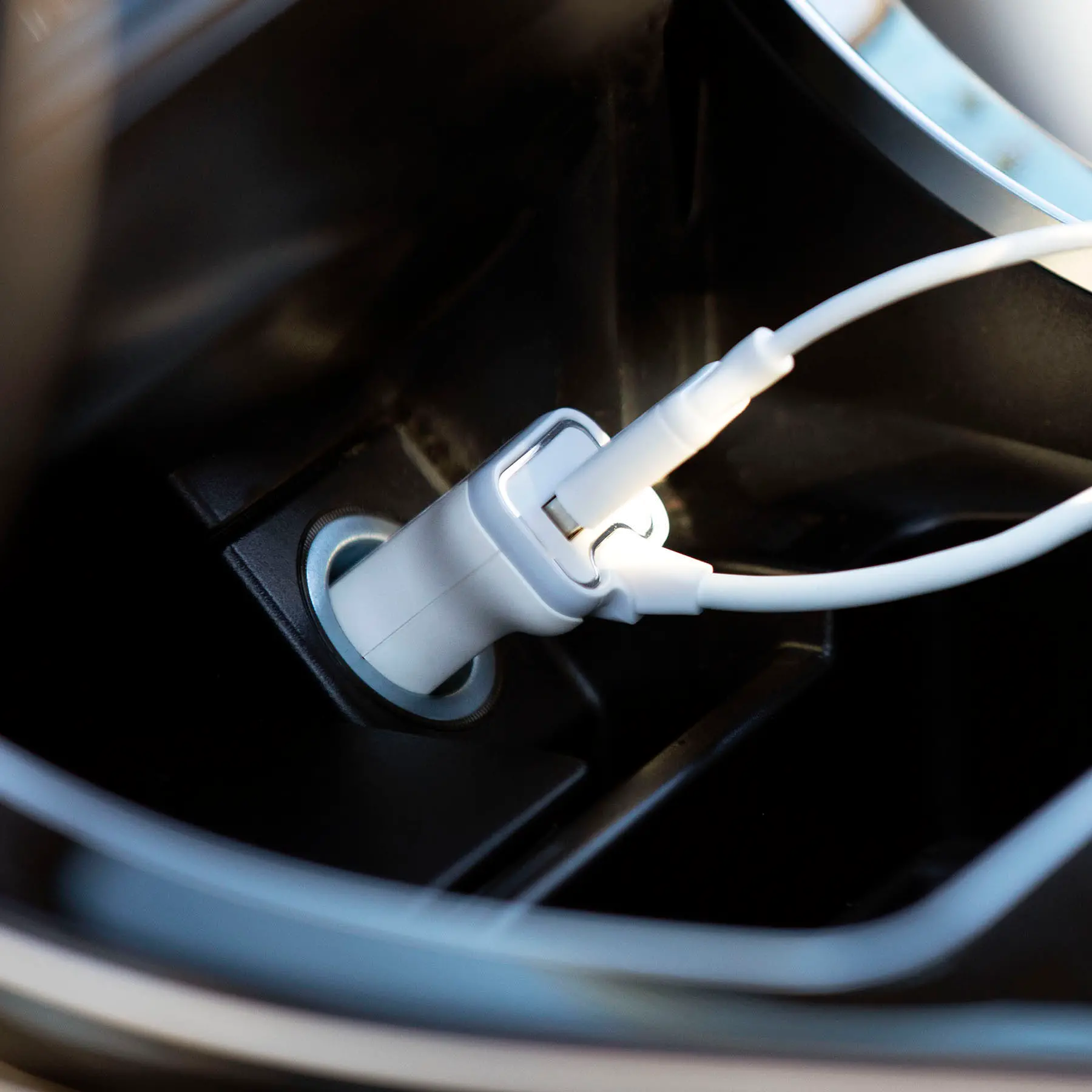 QM-PVALU Qmadix Car Charger for Lightning Devices-3