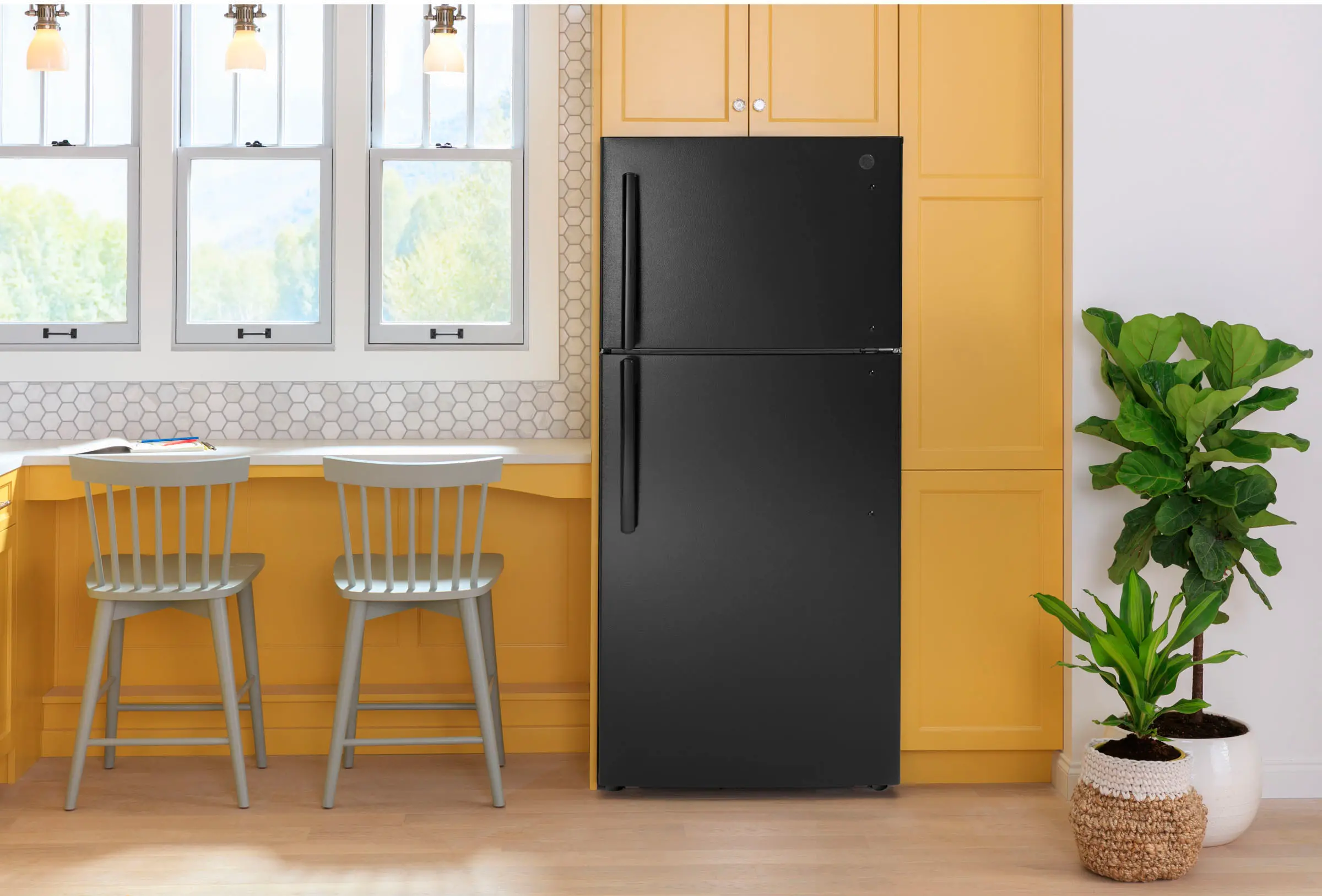 GTE18MTRRBB GE 18 cu ft Top Freezer Refrigerator - 30 W Black-9