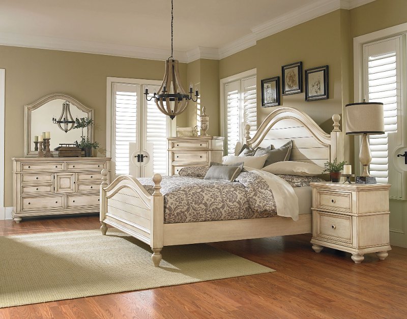 Heritage Antique White 6Piece Queen Bedroom Set