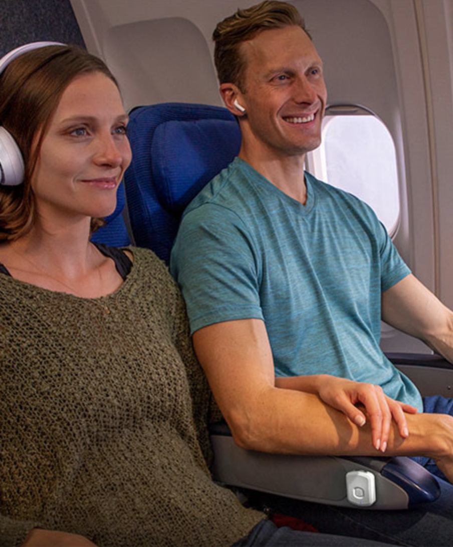 couple uses flytunes on airplane